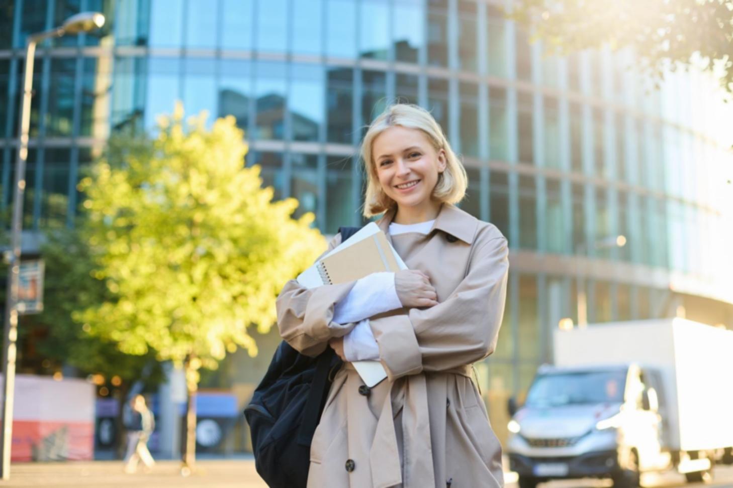Persona analizando finanzas personales de manera práctica