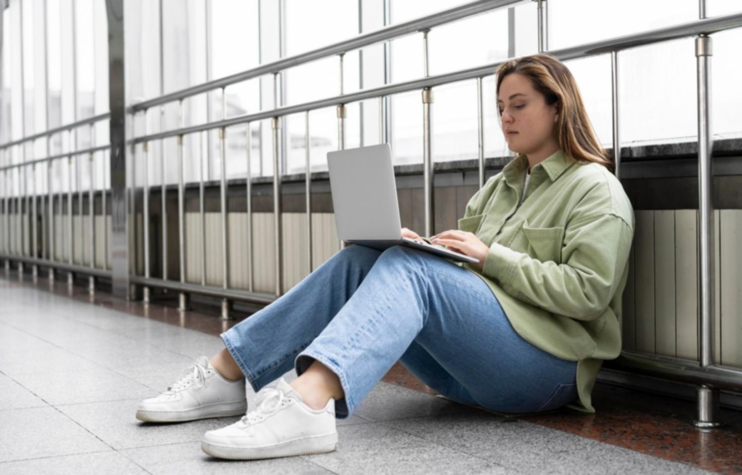 Persona tomando notas durante una sesión de formación financiera